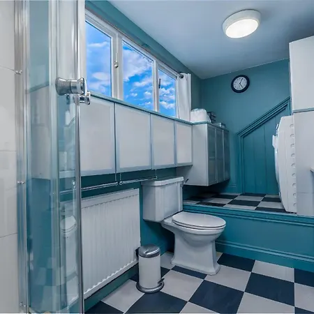 Elegant 4-bedroom Victorian Terrace With Serene Garden Hotel 4*