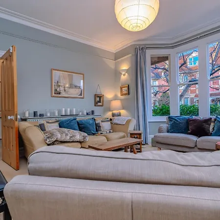 Elegant 4-bedroom Victorian Terrace With Serene Garden 4* Bristol