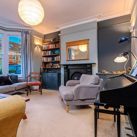 Elegant 4-bedroom Victorian Terrace With Serene Garden