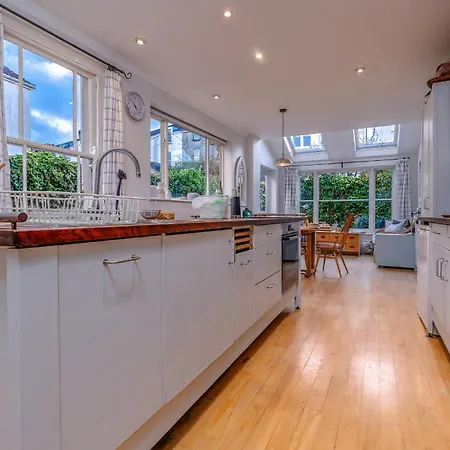 Elegant 4-bedroom Victorian Terrace With Serene Garden Hotel