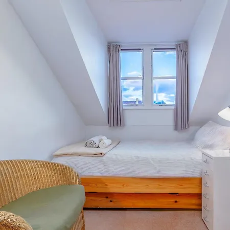Elegant 4-bedroom Victorian Terrace With Serene Garden Hotel