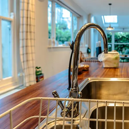 Elegant 4-bedroom Victorian Terrace With Serene Garden ブリストル
