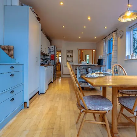 Elegant 4-bedroom Victorian Terrace With Serene Garden 4* Bristol