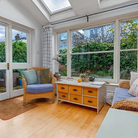 Elegant 4-bedroom Victorian Terrace With Serene Garden 4*