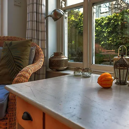 Elegant 4-bedroom Victorian Terrace With Serene Garden Hotel 4*