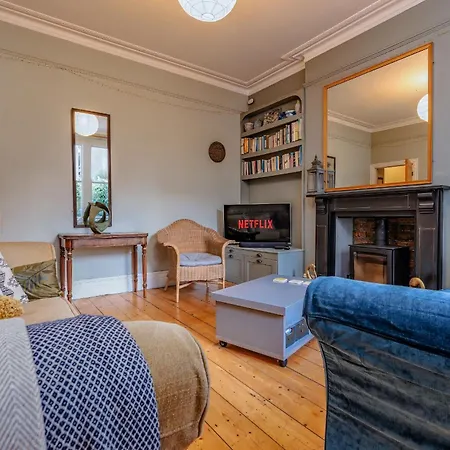 Elegant 4-bedroom Victorian Terrace With Serene Garden Bristol