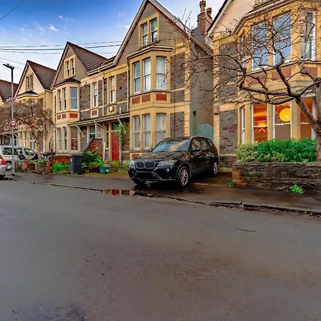 Elegant 4-bedroom Victorian Terrace With Serene Garden Hotel 4*