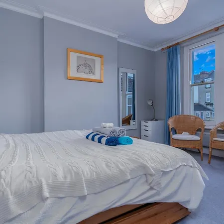 Elegant 4-bedroom Victorian Terrace With Serene Garden Bristol