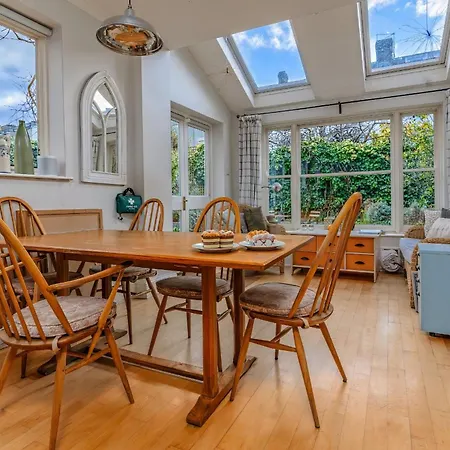 Hotel Elegant 4-bedroom Victorian Terrace With Serene Garden