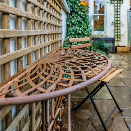 Elegant 4-bedroom Victorian Terrace With Serene Garden Otel Bristol